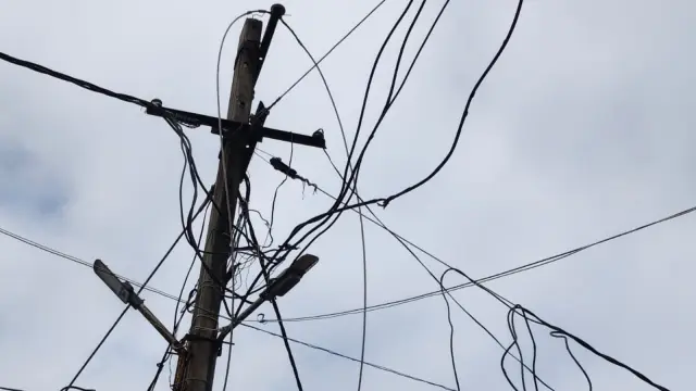 अमलाई में बिना सहारे खड़ा विद्युत पोल बना हादसे का खतरा, शिकायतों के बाद भी विभाग बेखबर