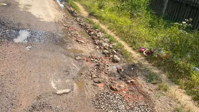 कलेक्टर के निर्देश बेअसर, बकान नदी से विवेकनगर तक बदहाल सड़क पर हादसों का खतरा