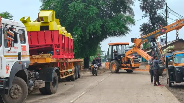 अनूपपुर में सडक़ पर सजी कृषि यंत्रों की दुकान, रोजाना लग रहा जाम