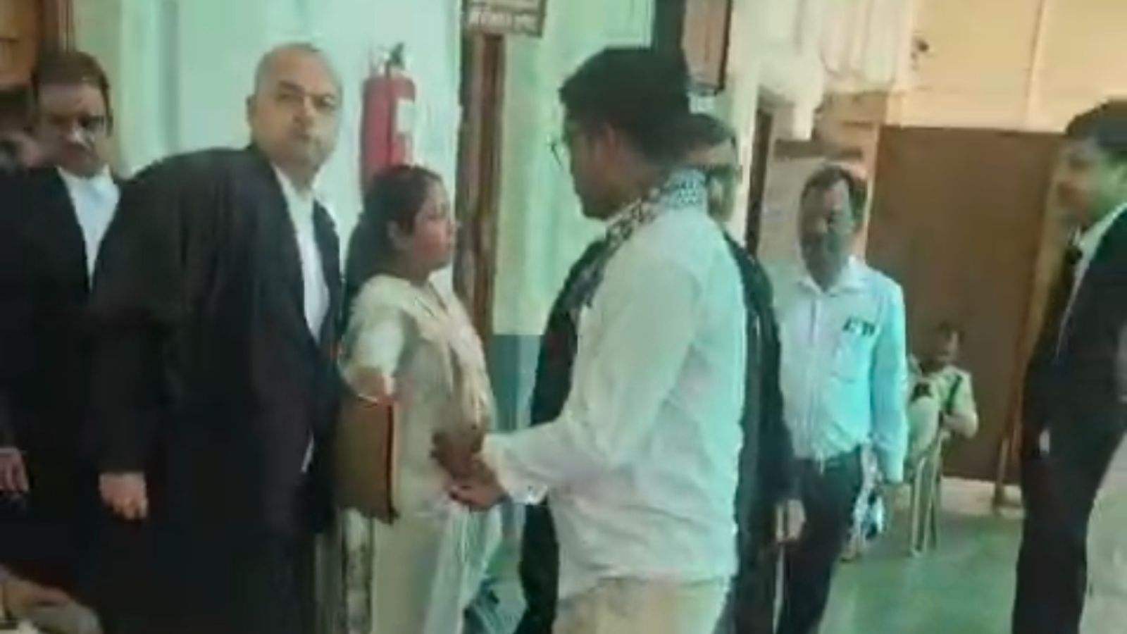 अवकाश के बाद भी सीएमओ पूजा बुनकर हाईकोर्ट में दिखीं