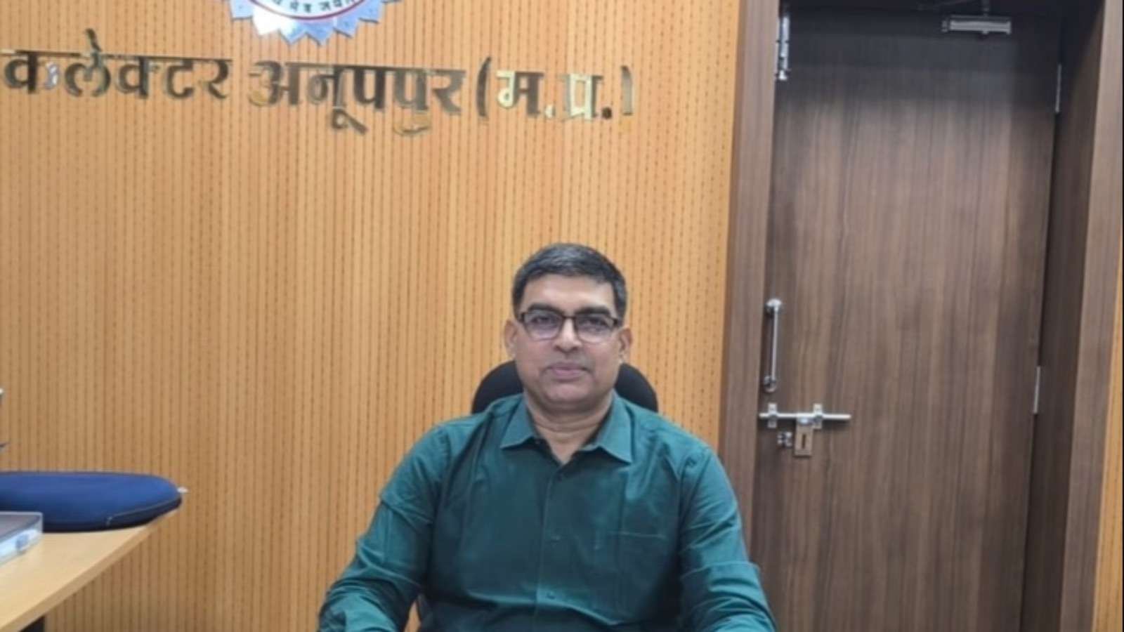 मकान नदी पुल पर मौत को दावत! जलमग्न पुल से जान जोखिम में डालकर गुजर रहे लोग, कलेक्टर की चेतावनी बेअसर