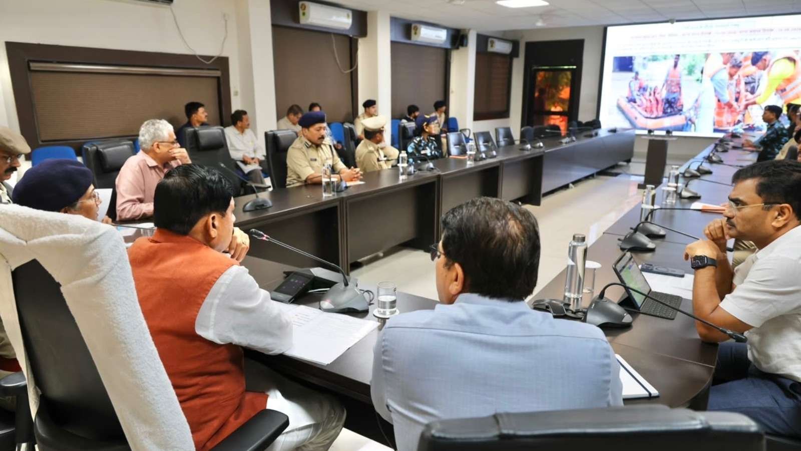 सीएम डॉ. मोहन पहुंचे सिचुएशन रूम, बाढ़ की जानकारी लेकर प्रभावित लोगों से किया सीधा संवाद