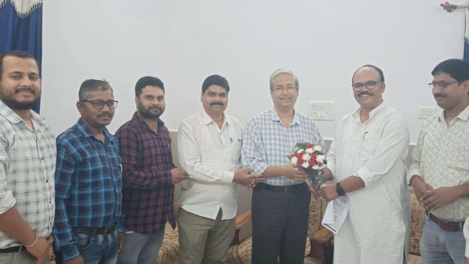 आठ साल से लंबित रेलवे सामुदायिक भवन का मुद्दा फिर उठा, डीआरएम को सौंपा ज्ञापन