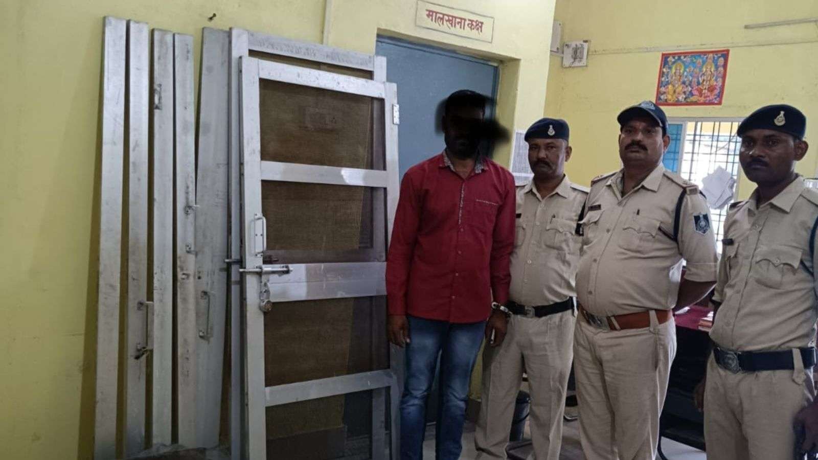 24 घंटे में चोरी का आरोपी गिरफ्तार, चोरी के पांच दरवाजे व औजार बरामद