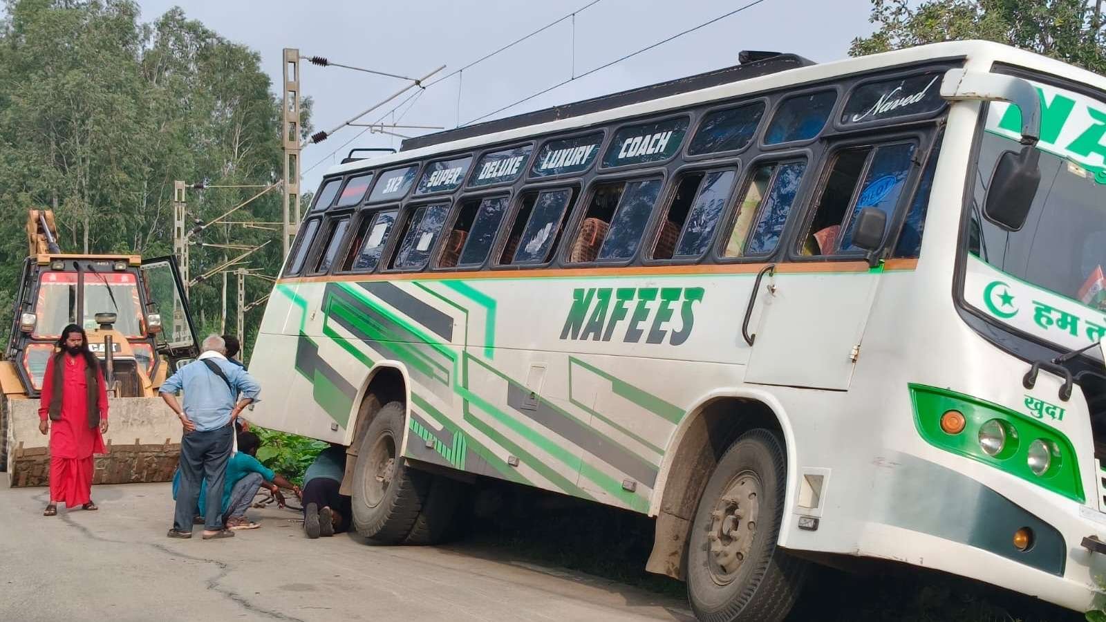 नफीस बस अनियंत्रित होकर सड़क किनारे घुसी, बाल-बाल बचे यात्री