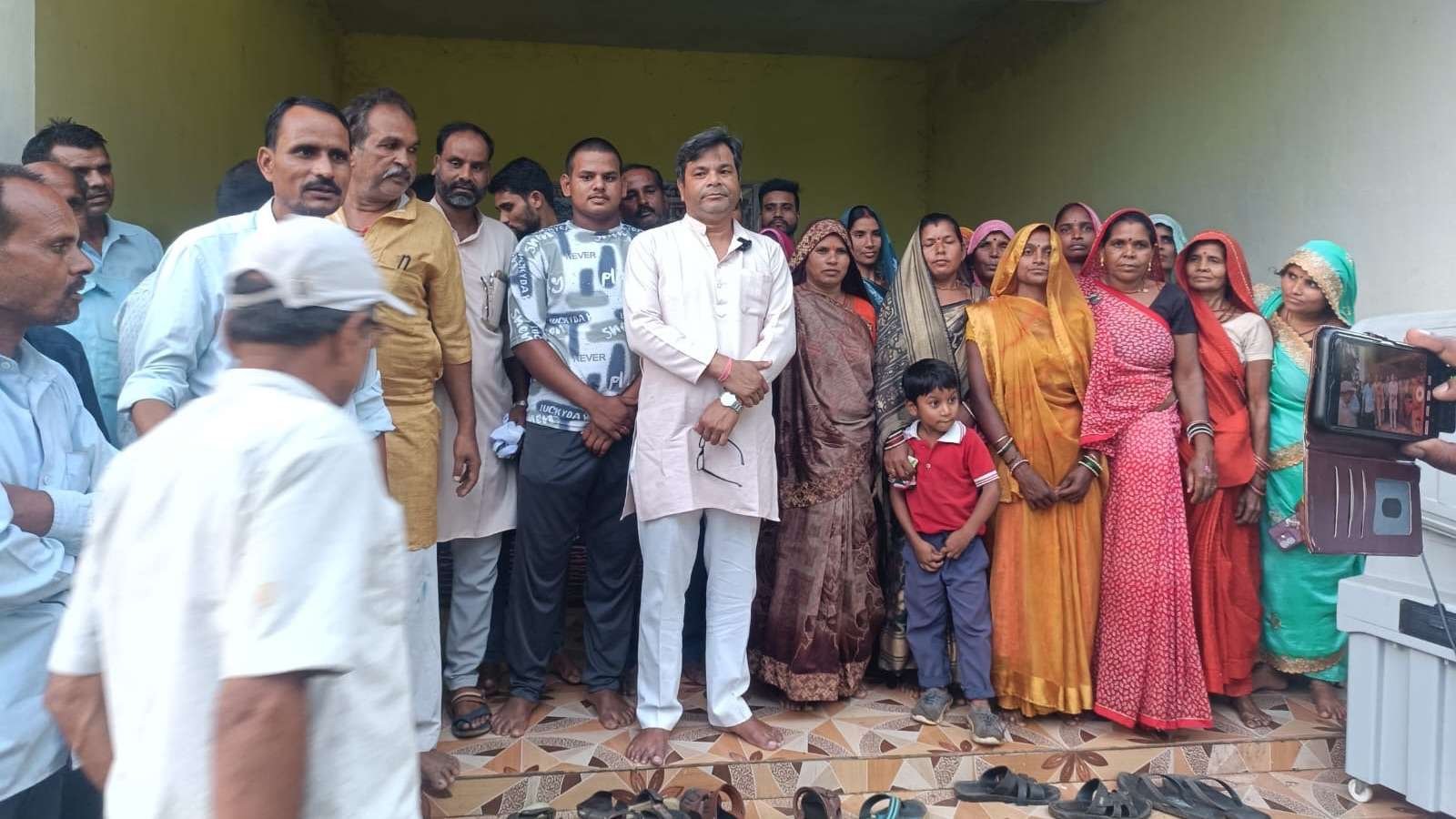 खस्ता हाल सड़क को सुधरवाने तीन दिन से धरने पर बैठे ग्रामीण