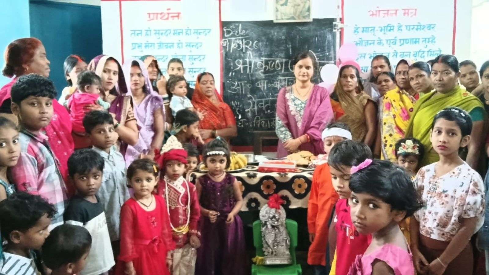 कृष्ण जन्माष्टमी के अवसर पर बनगंवा के आंगनबाड़ियों में मनाया गया कृष्ण जन्मोत्सव
