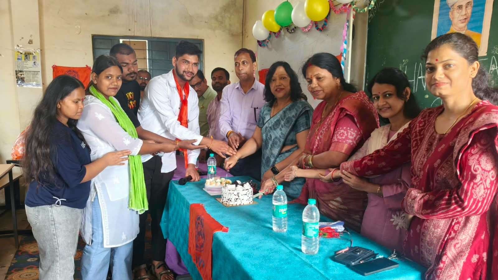शिक्षक सम्मान समारोह में गुरुजनों का किया सम्मान