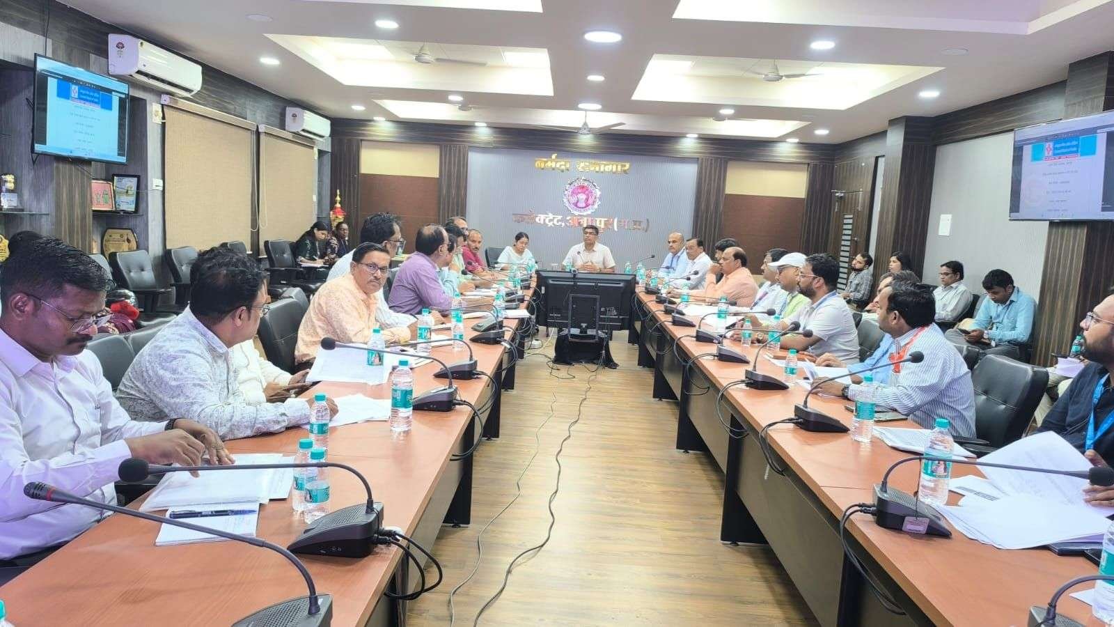 पात्र हितग्राहियों को योजनाओं का लाभ दिलाना विभाग और बैंकर्स समन्वित प्रयास से सुनिश्चित करें - कलेक्टर