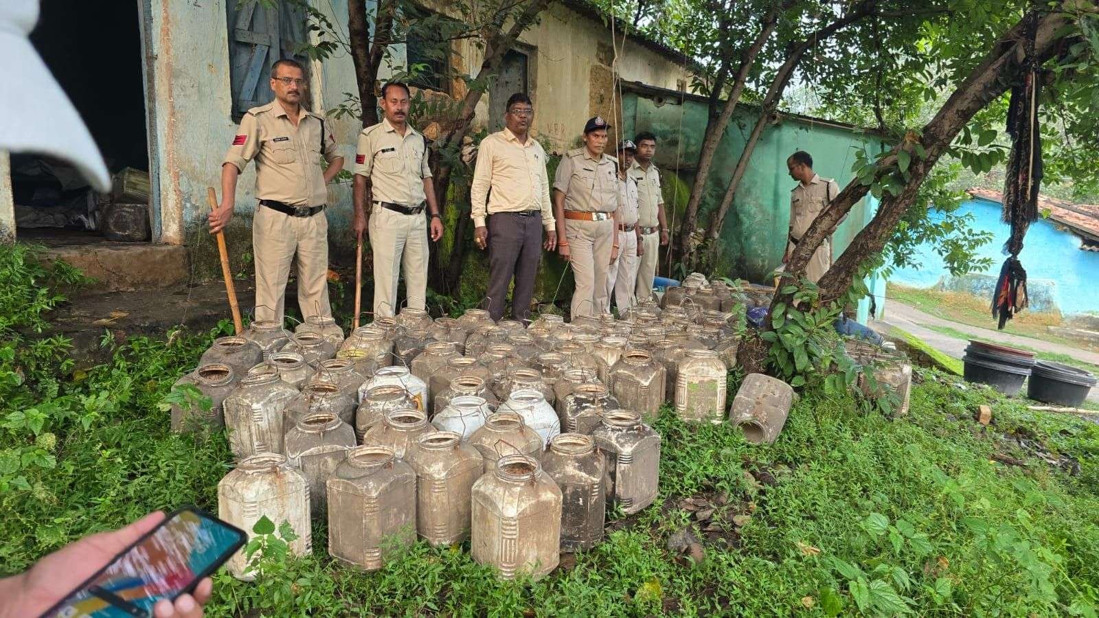 अवैध मदिरा के विरुद्ध आबकारी विभाग की कार्रवाई