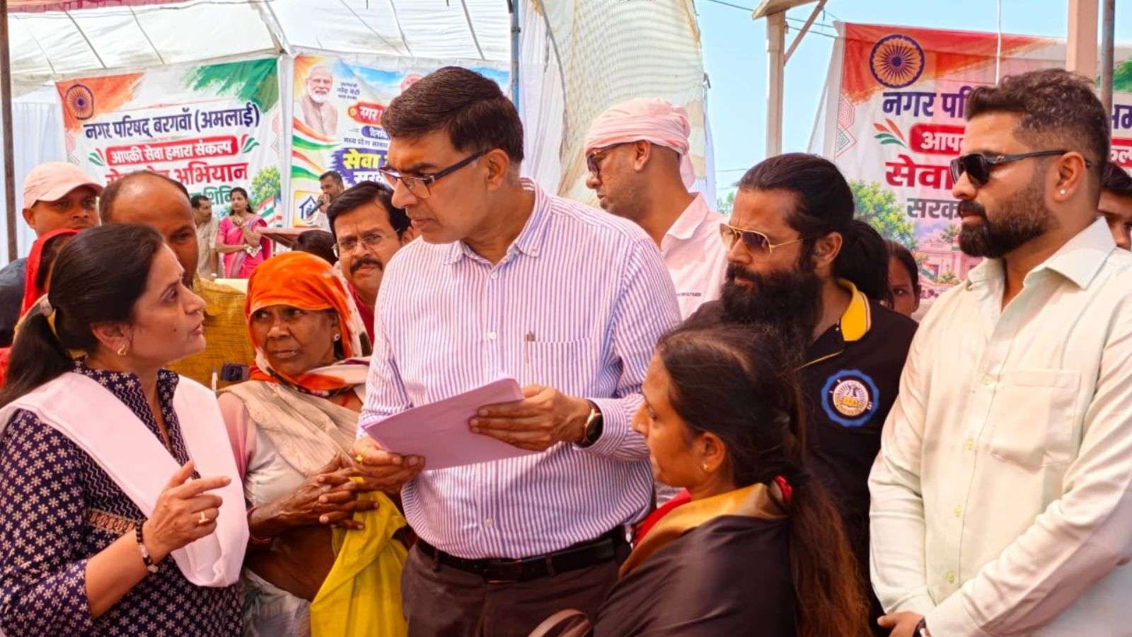कलेक्टर रत्नाकर झा ने बरगवां (अमलाई) में सेवा सेतु शिविर का किया निरीक्षण