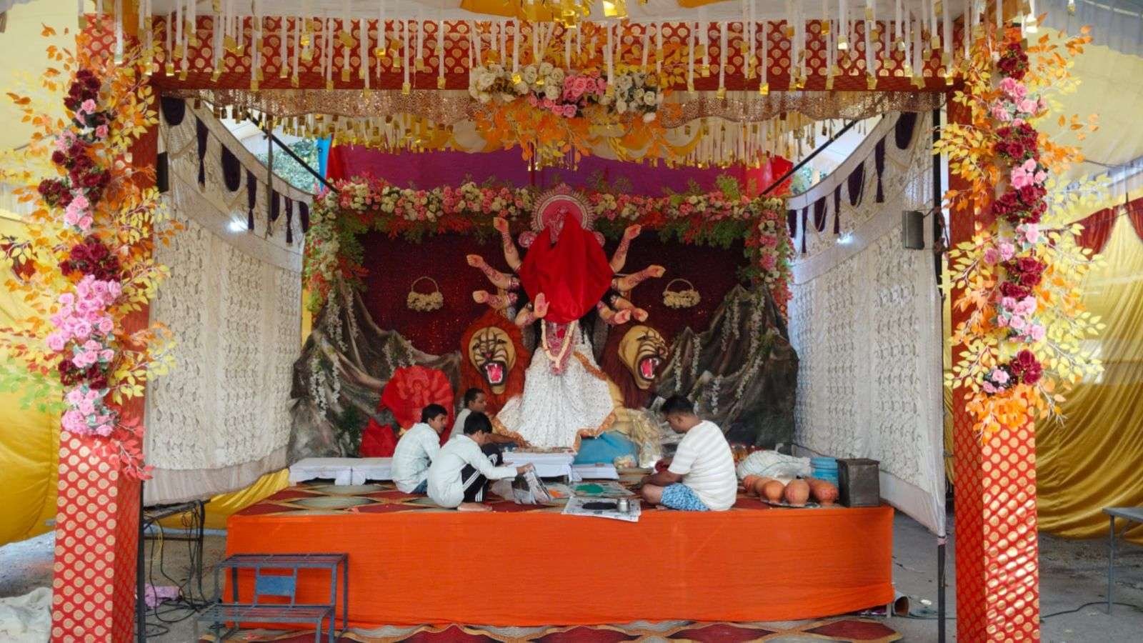 राजनगर में अनोखा दुर्गा पंडाल, प्रवेश द्वार पार करने के बाद होंगे मां दुर्गा के दर्शन